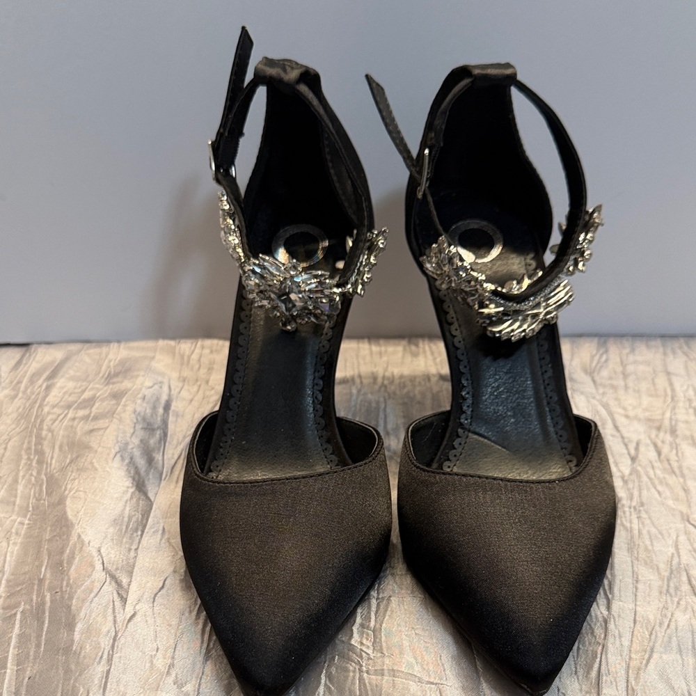 Journee Collection Elegant Black Heels with Embellished Strap
